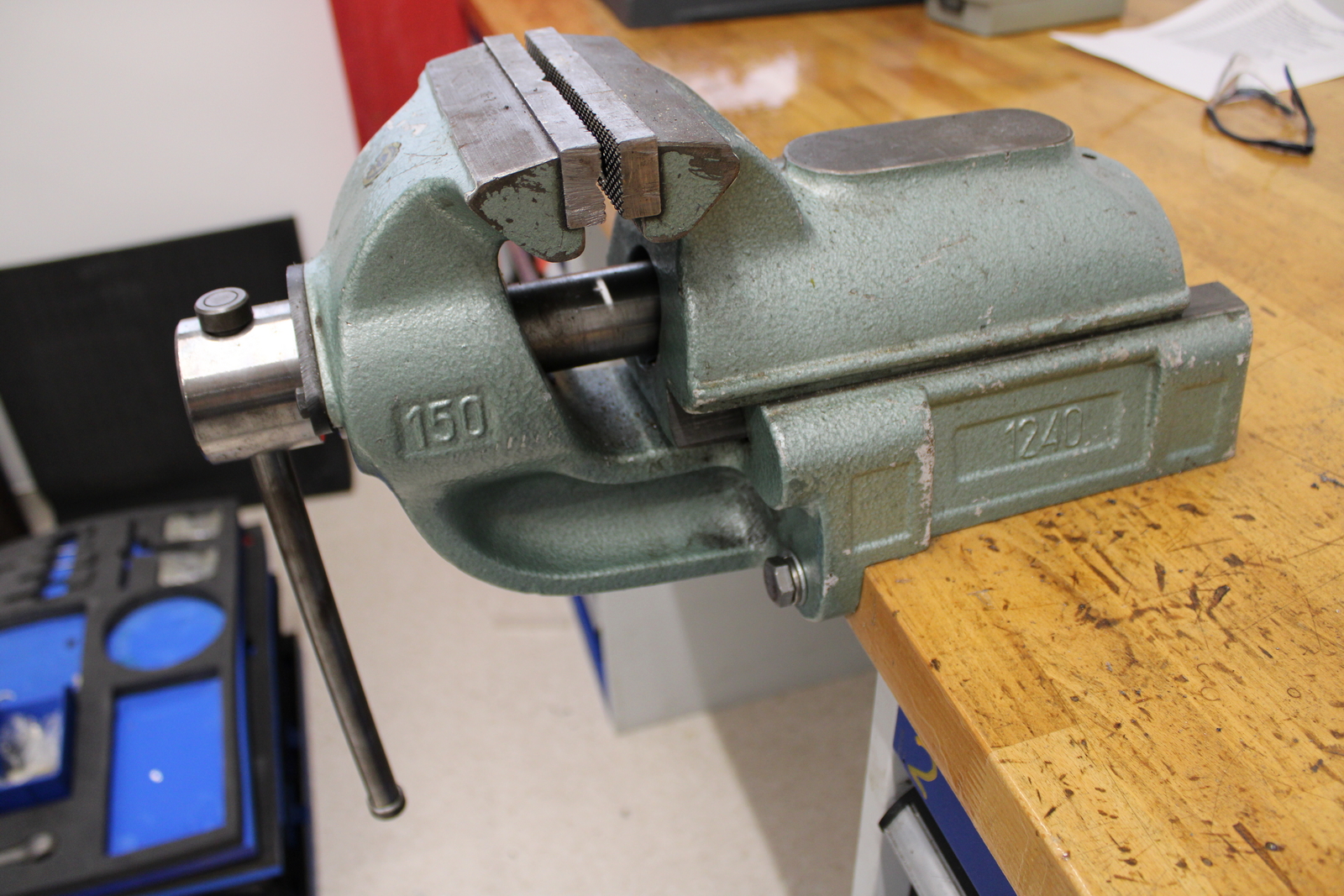 Munkaasztal satuval 4