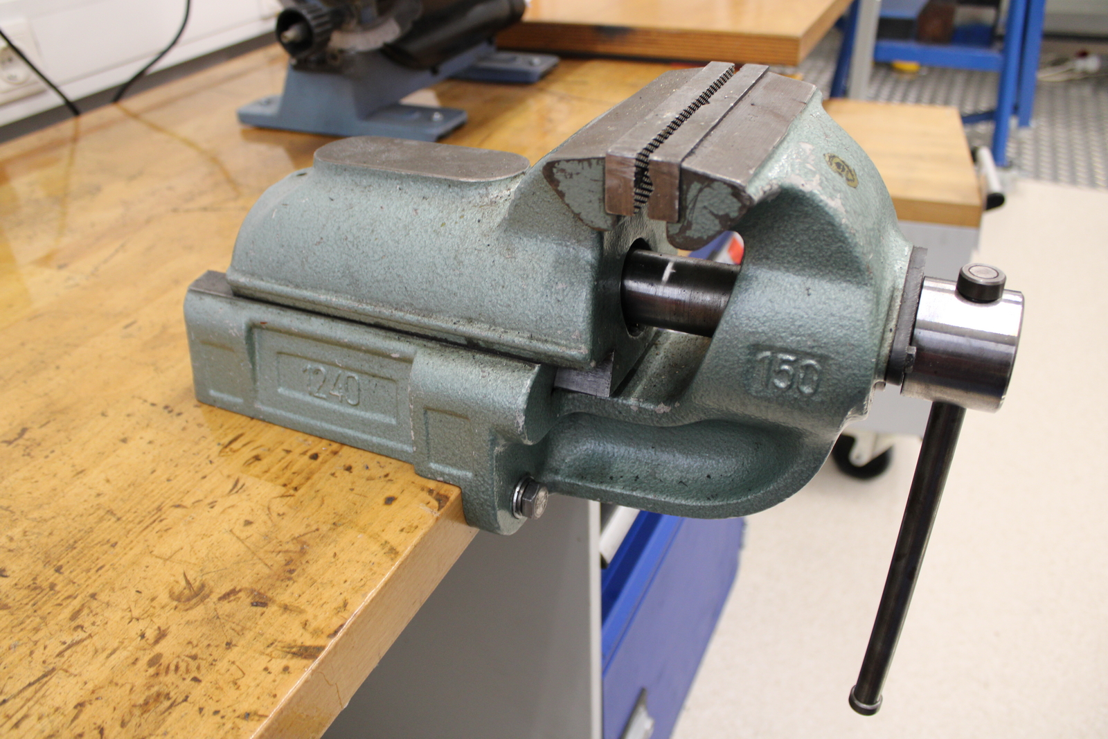 Munkaasztal satuval 5