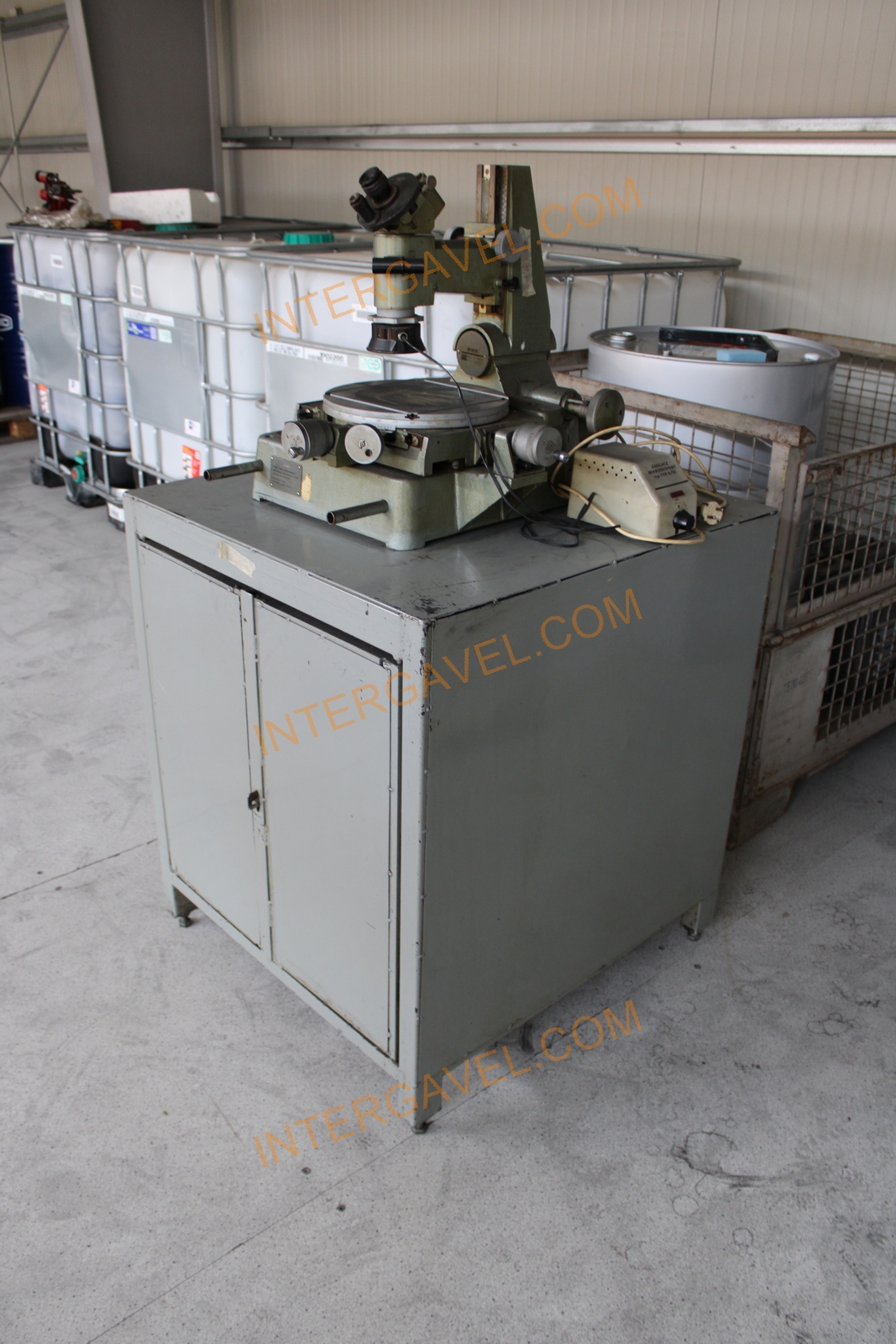 Mérőmikroszkóp és szekrény