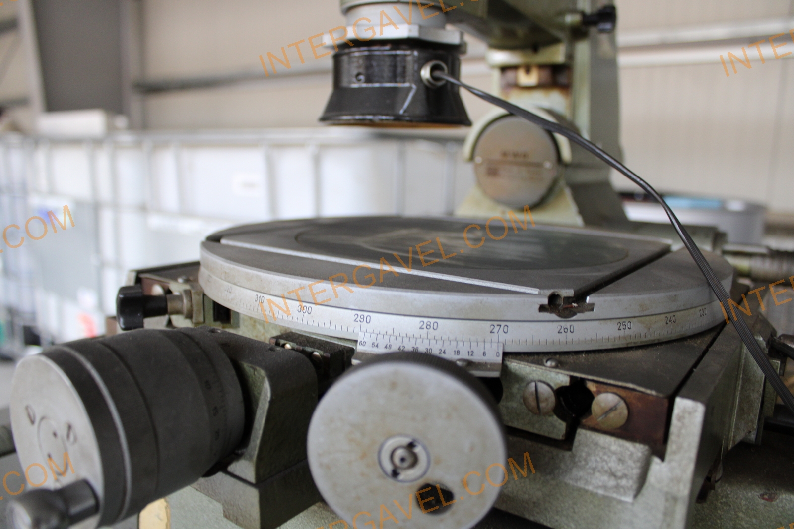 Mérőmikroszkóp és szekrény 5