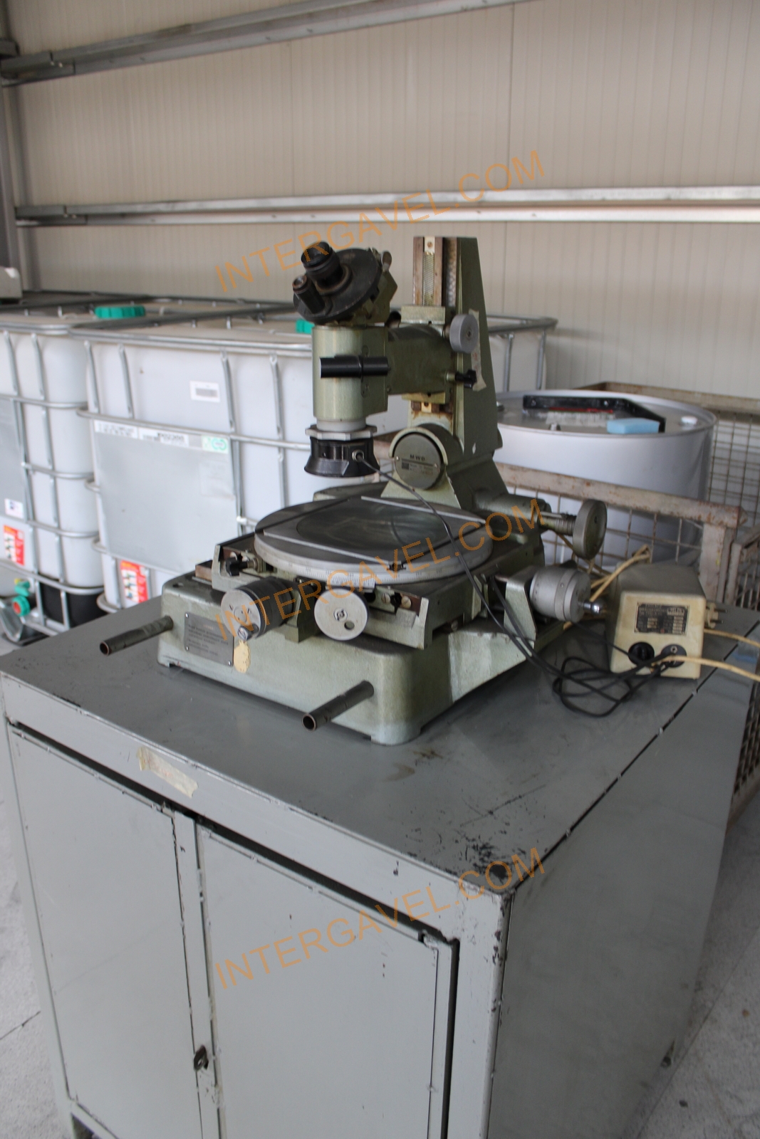 Mérőmikroszkóp és szekrény 6