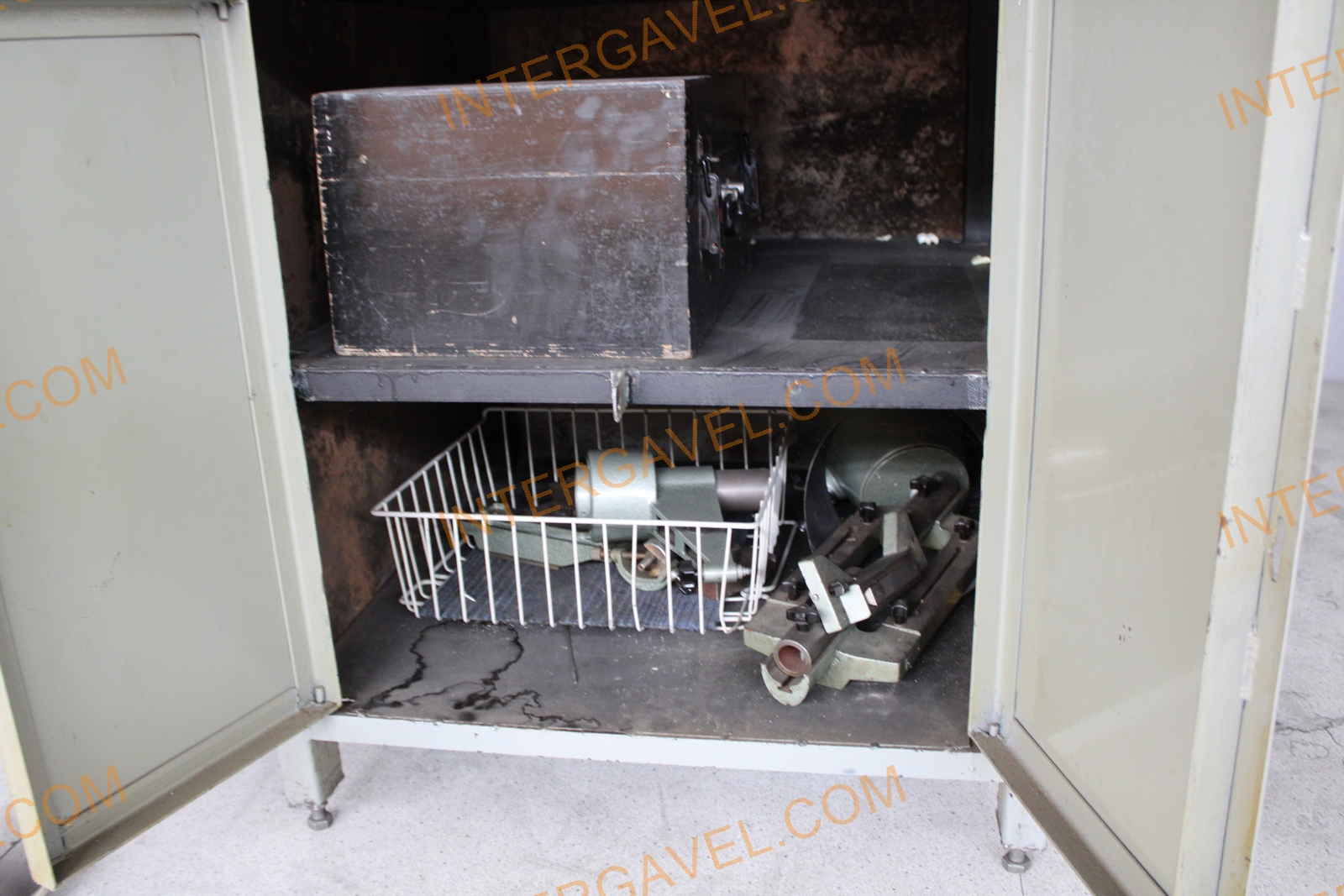 Mérőmikroszkóp és szekrény 8