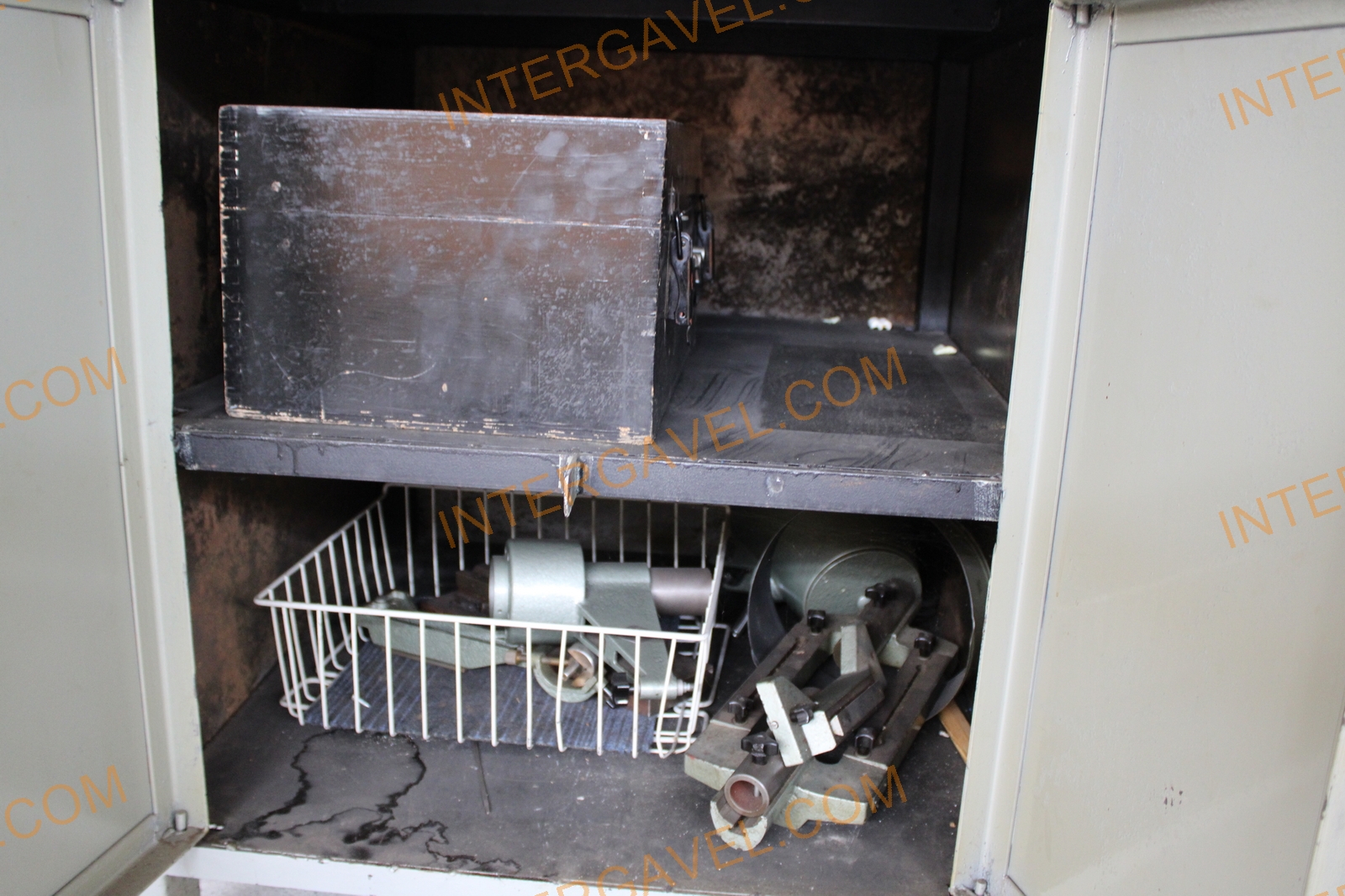 Mérőmikroszkóp és szekrény 9