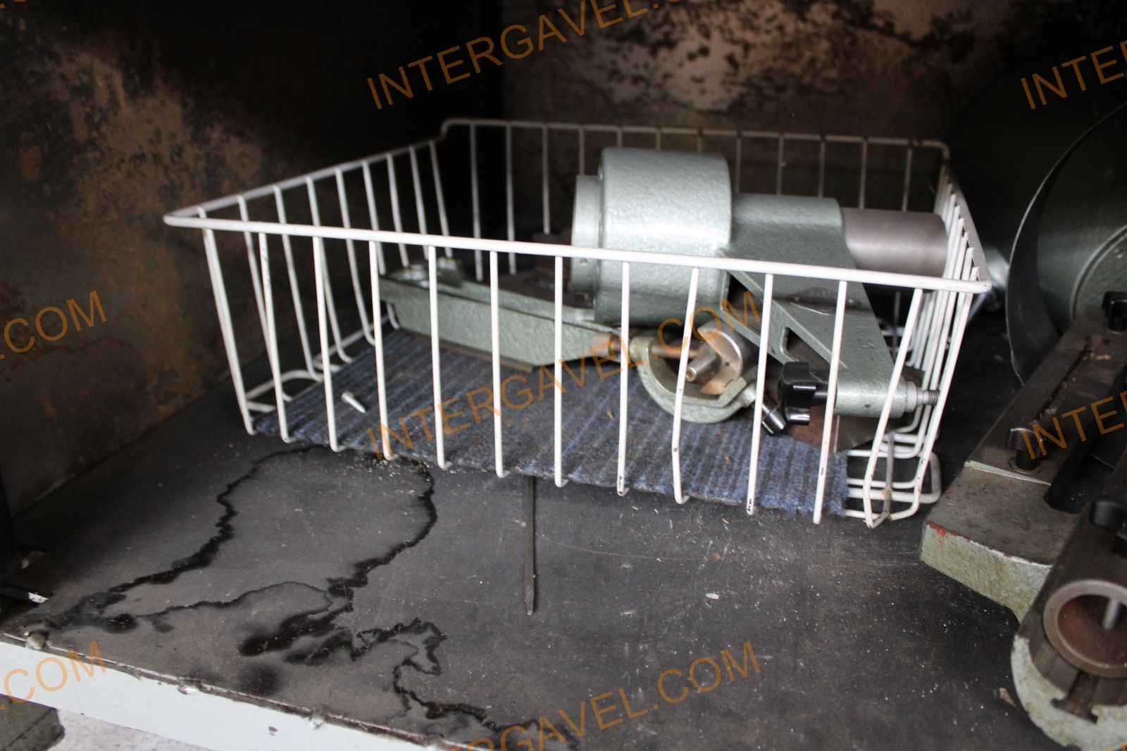 Mérőmikroszkóp és szekrény 10