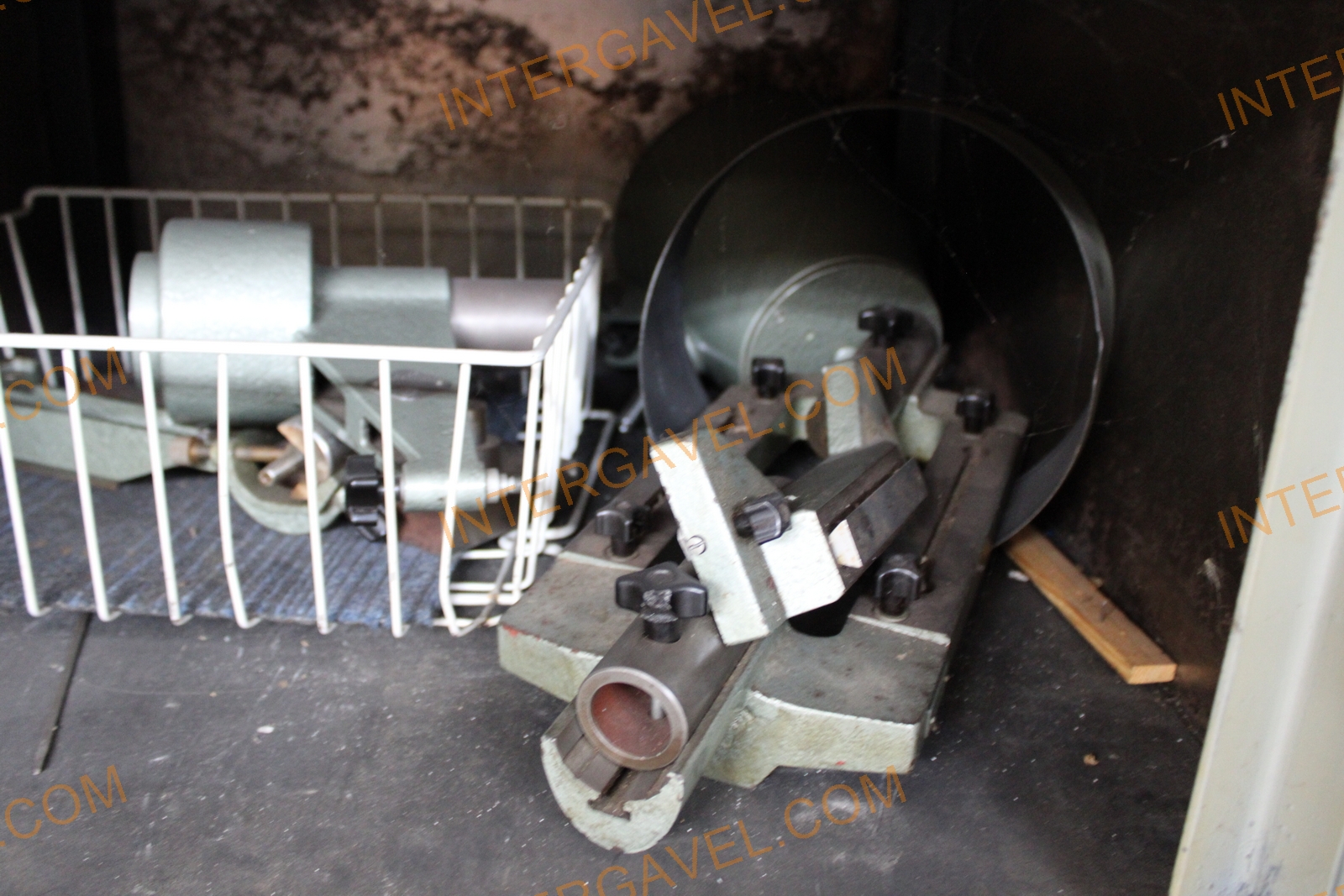 Mérőmikroszkóp és szekrény 11