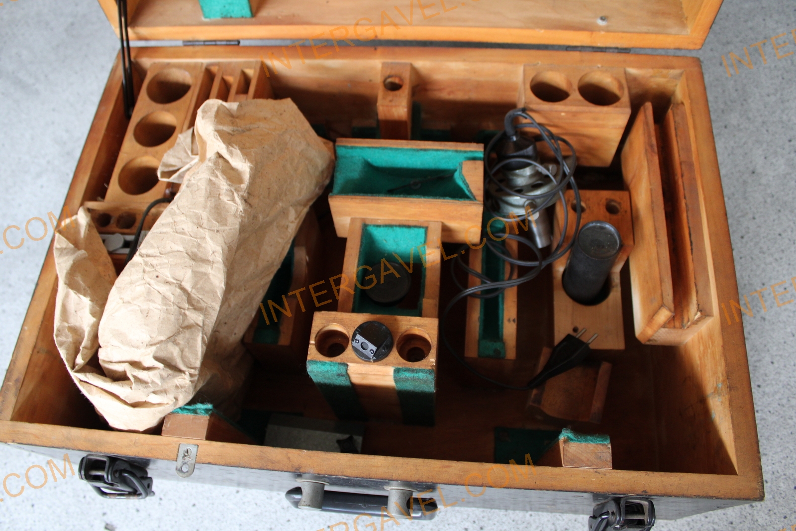 Mérőmikroszkóp és szekrény 12