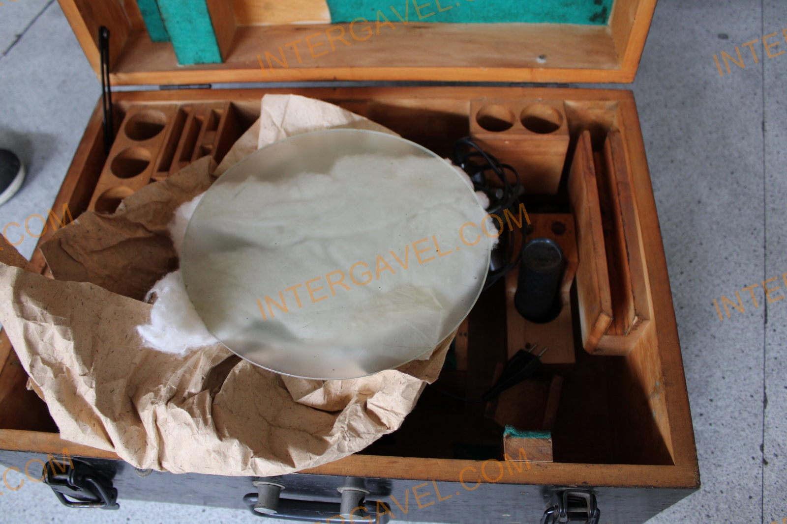 Mérőmikroszkóp és szekrény 13