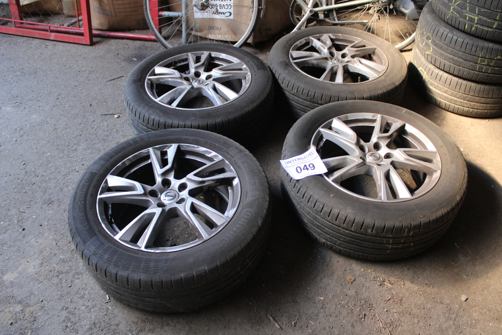 Alufelni és autógumi