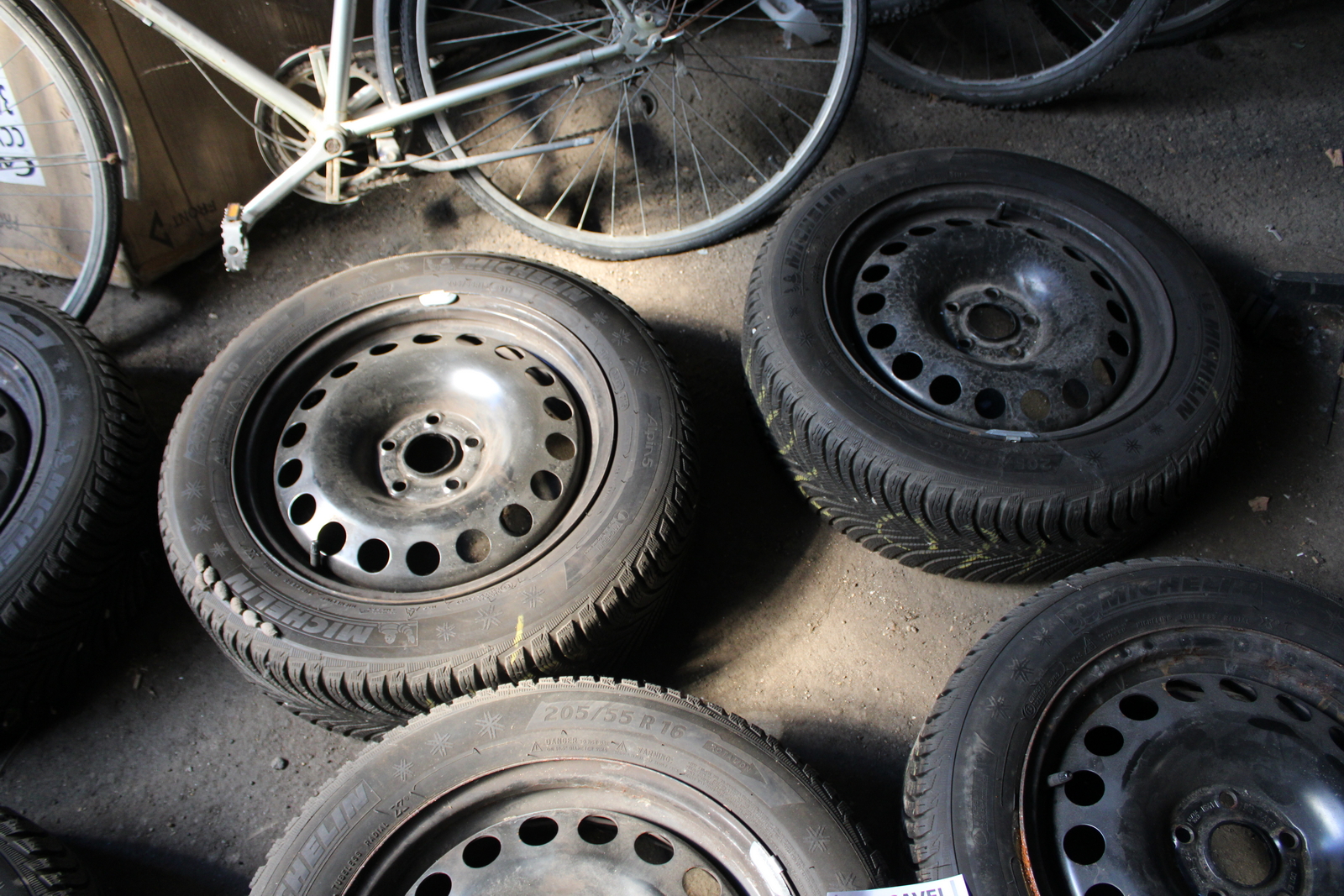 Lemezfelni és autógumi 16