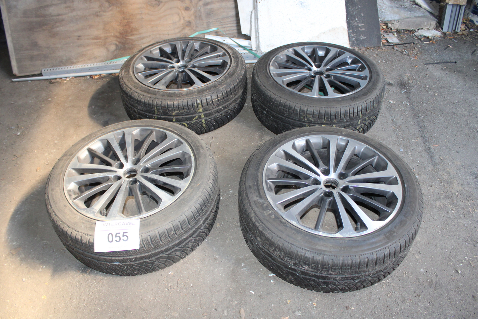 Alufelni és autógumi