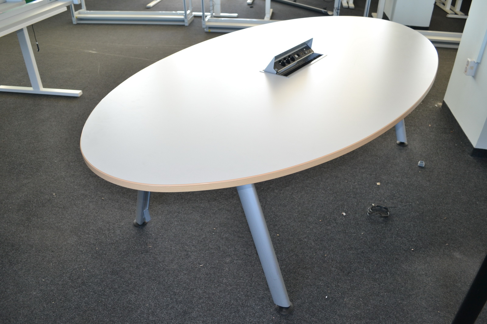 Tárgyalóasztal (ovális) 3