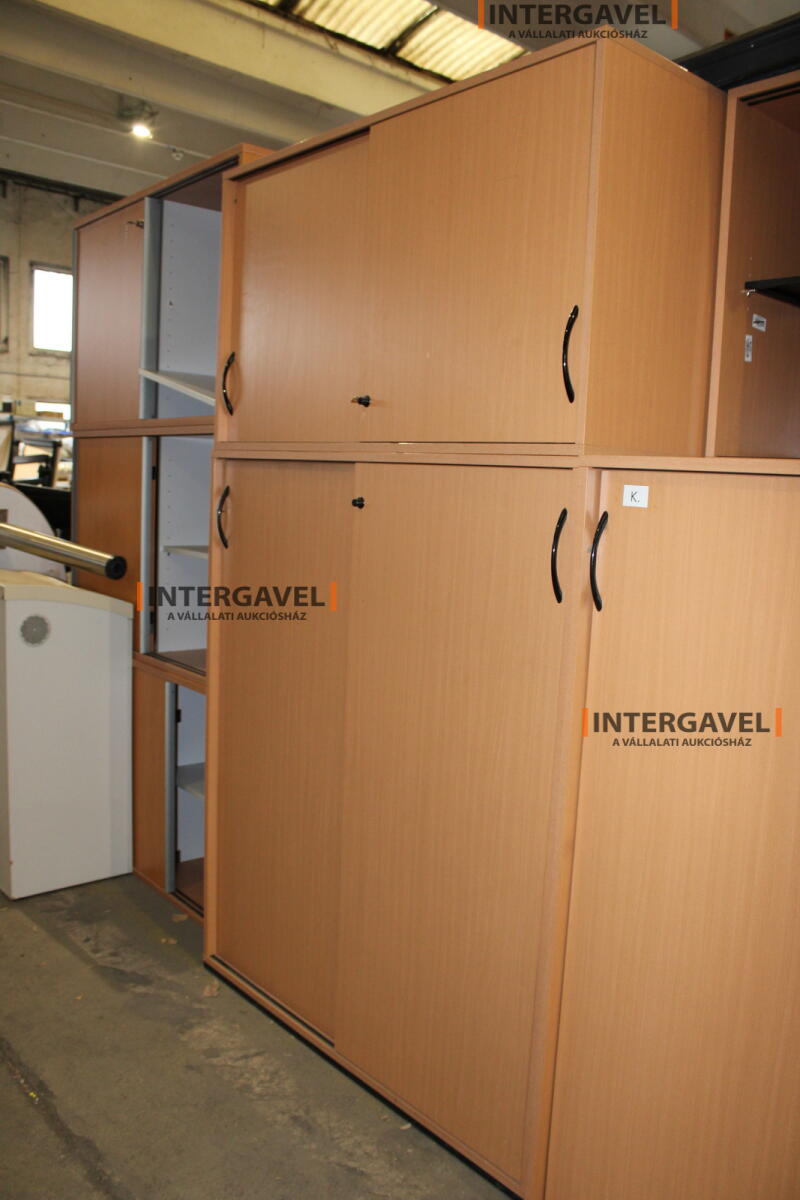 Tolóajtós szekrény