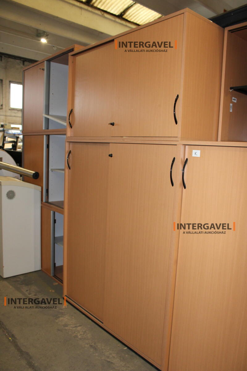 Tolóajtós szekrény