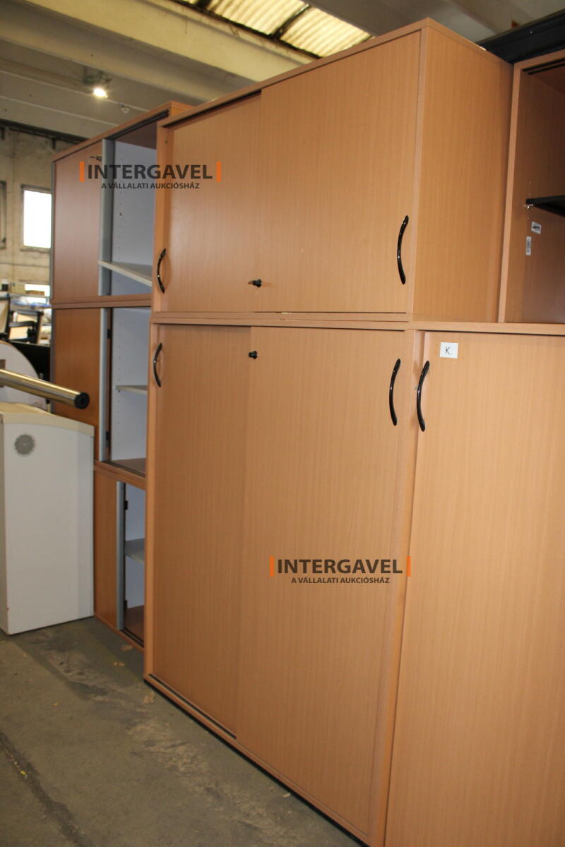 Tolóajtós szekrény