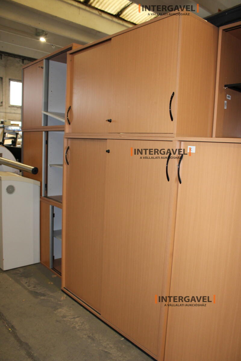 Tolóajtós szekrény