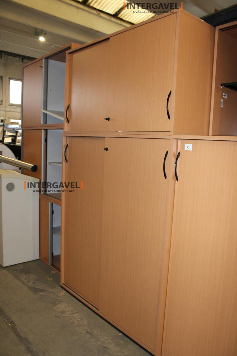 Tolóajtós szekrény