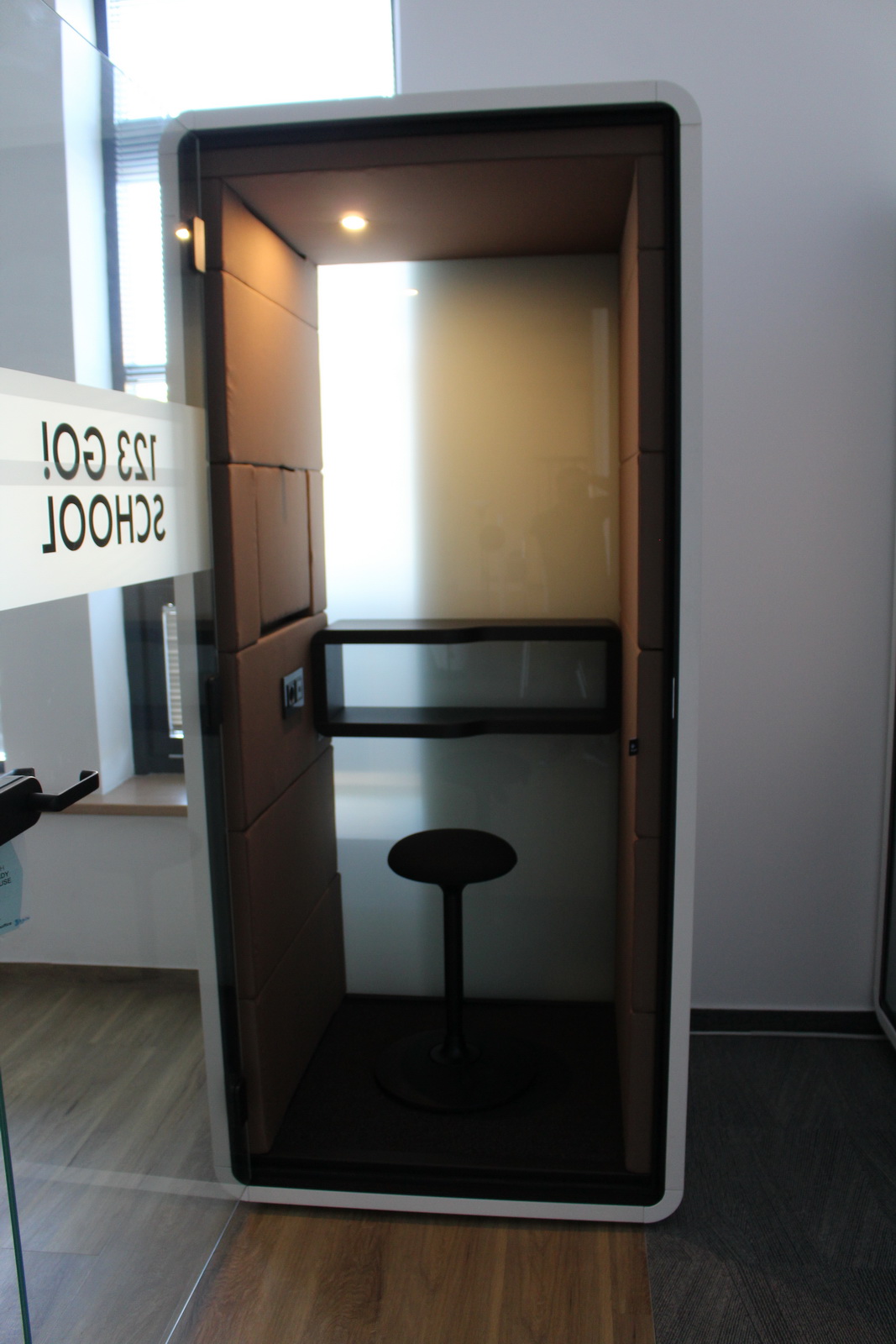 1 fős meeting hub (123 Go! School) 3