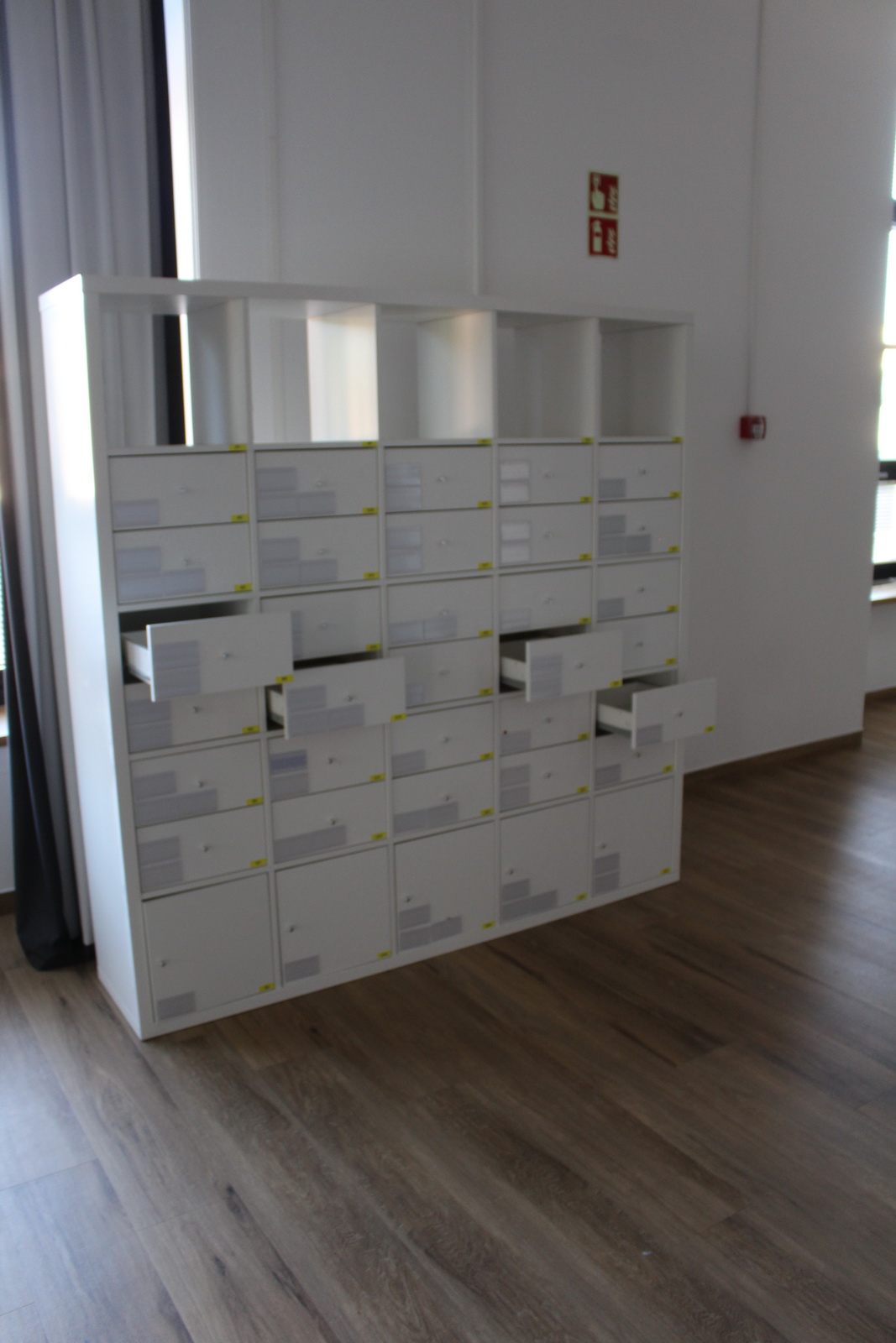 Szekrény (fehér-fiókokkal) 3