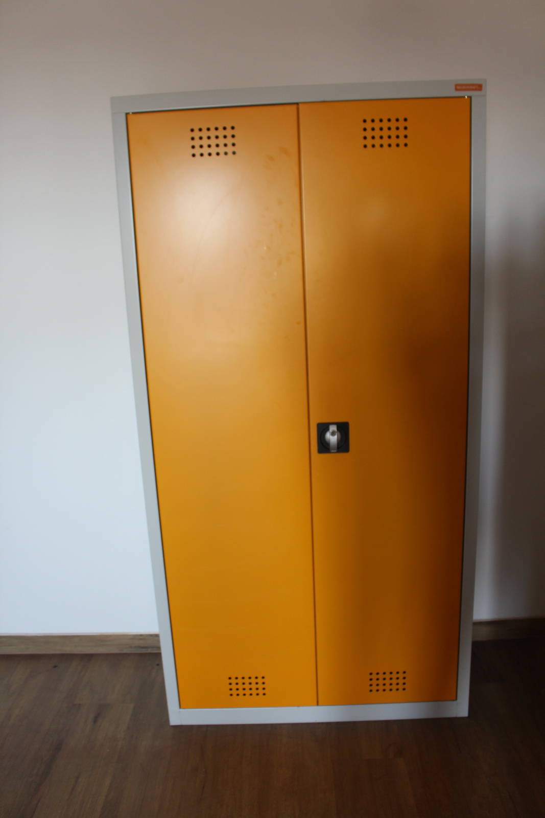 Fém szekrény (sárga ajtóval) 2