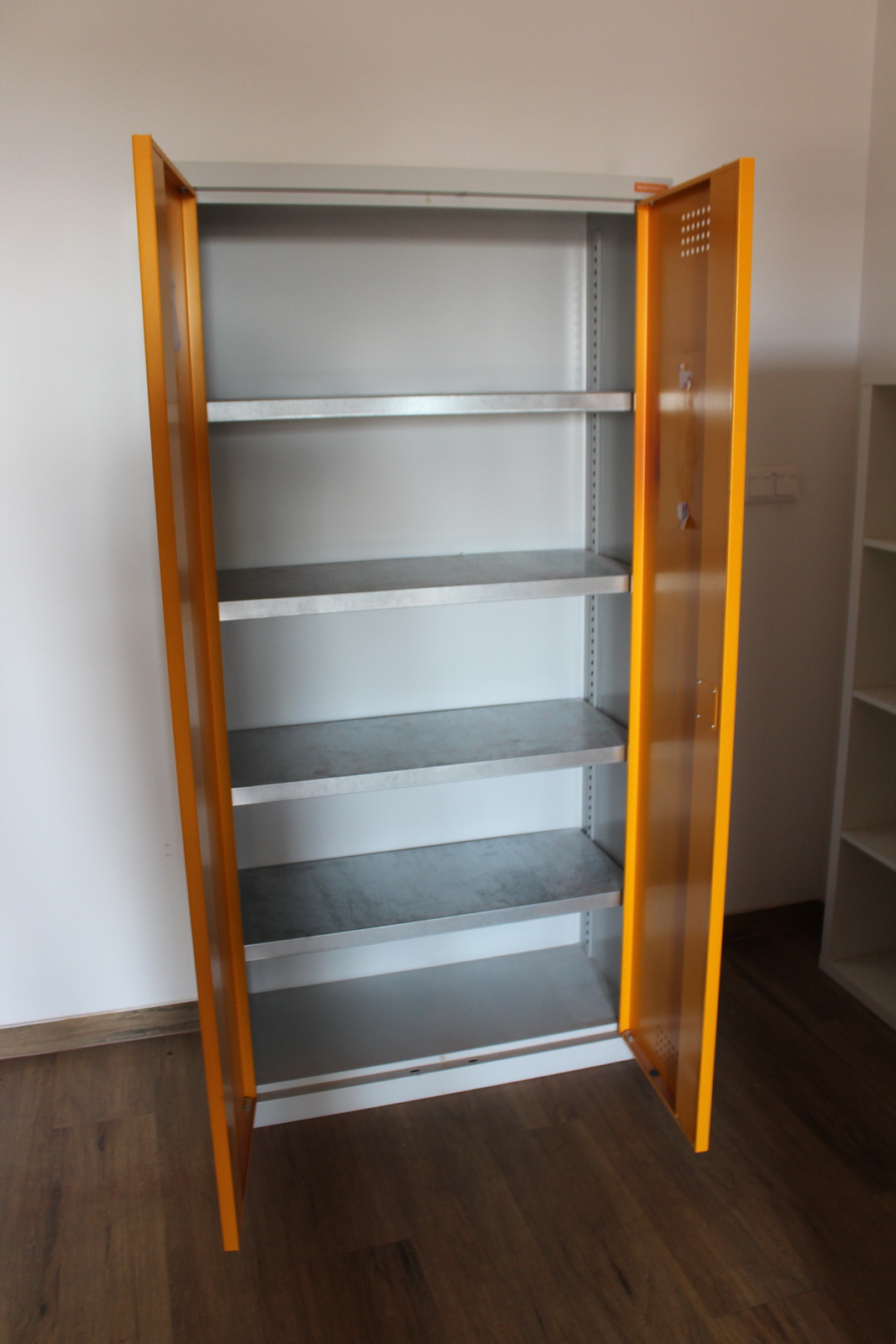 Fém szekrény (sárga ajtóval) 3