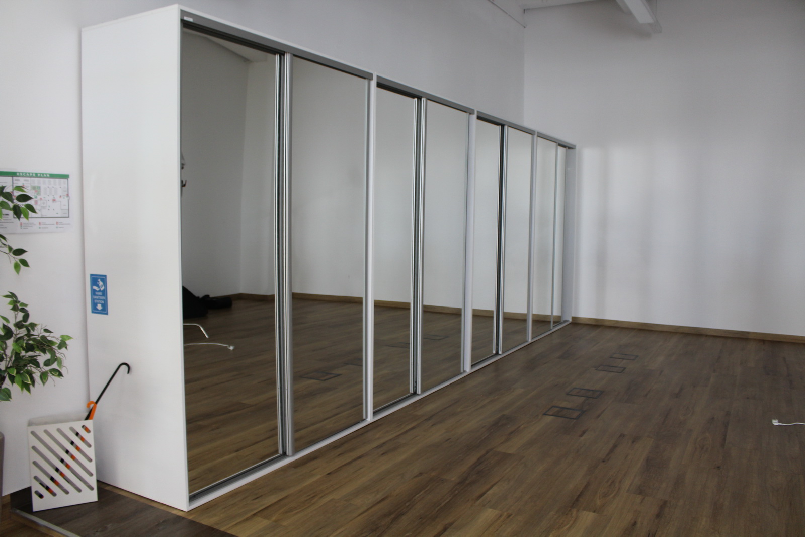 Tükrös gardróbszekrény