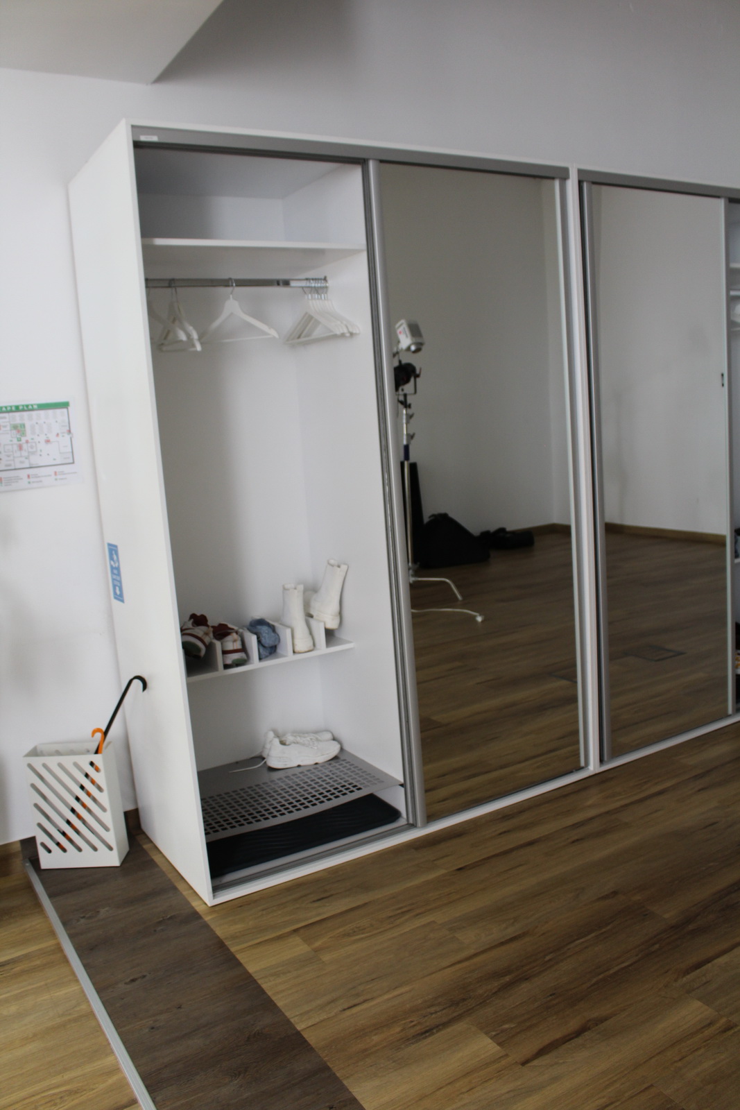 Tükrös gardróbszekrény 2