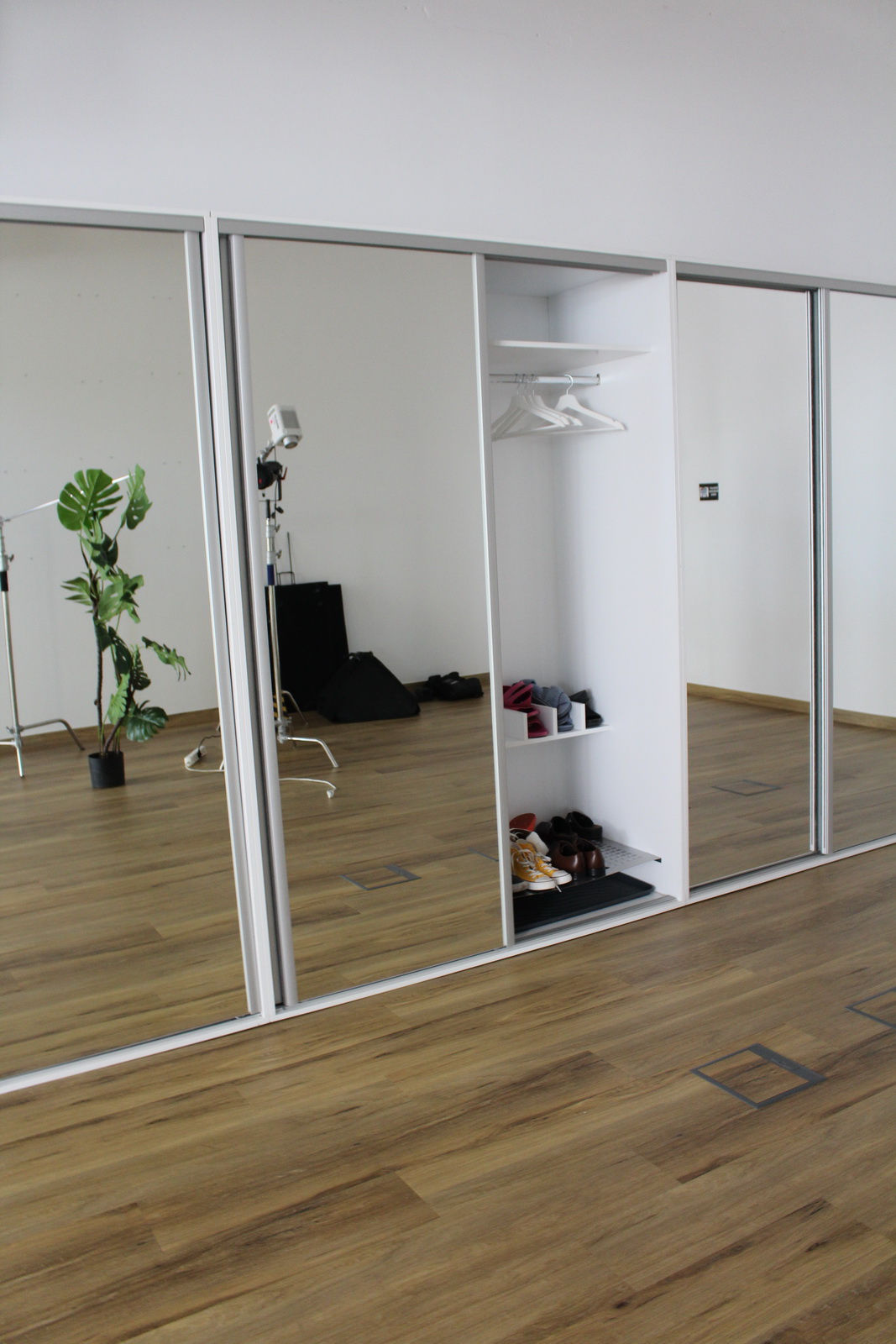 Tükrös gardróbszekrény 3