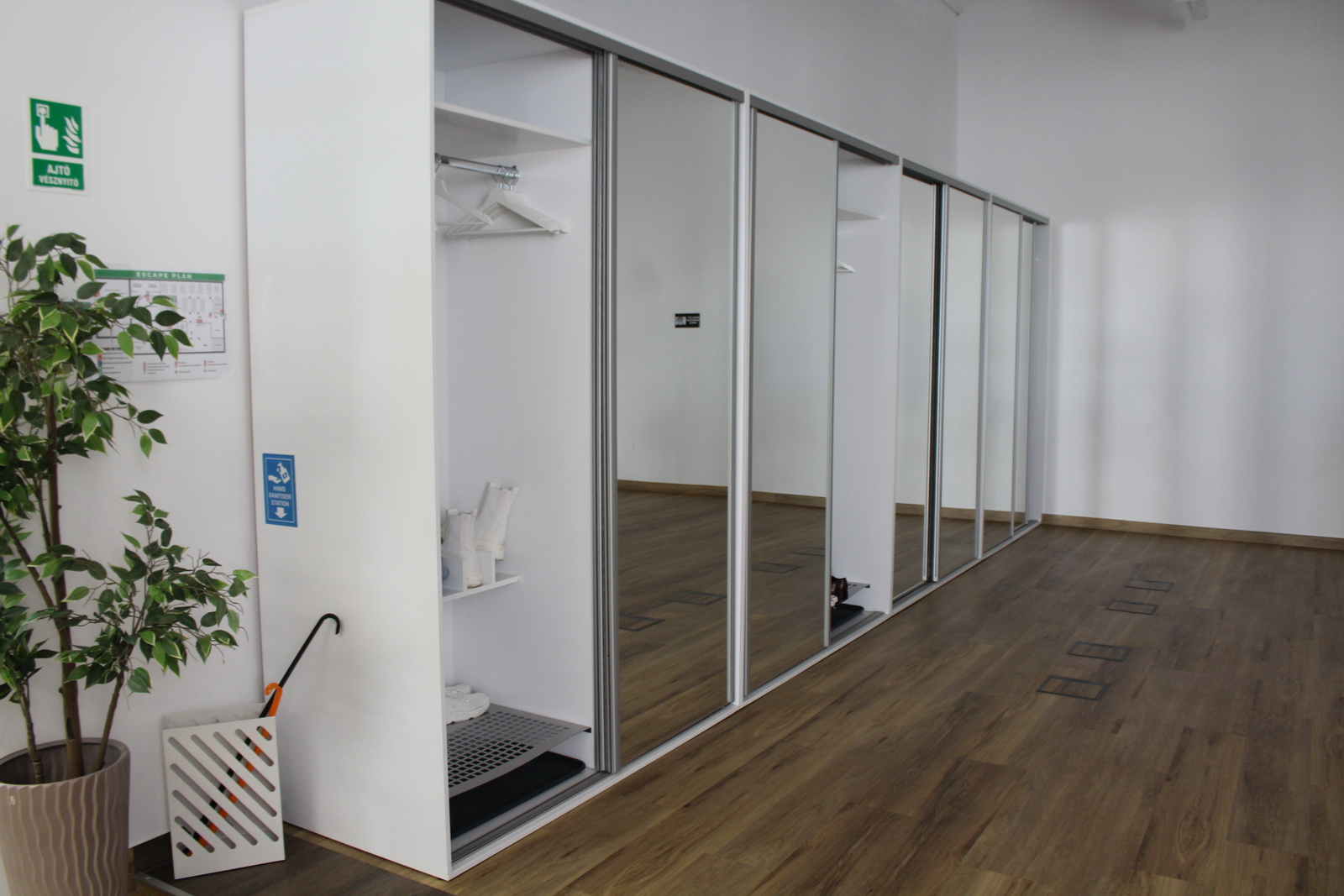 Tükrös gardróbszekrény 4