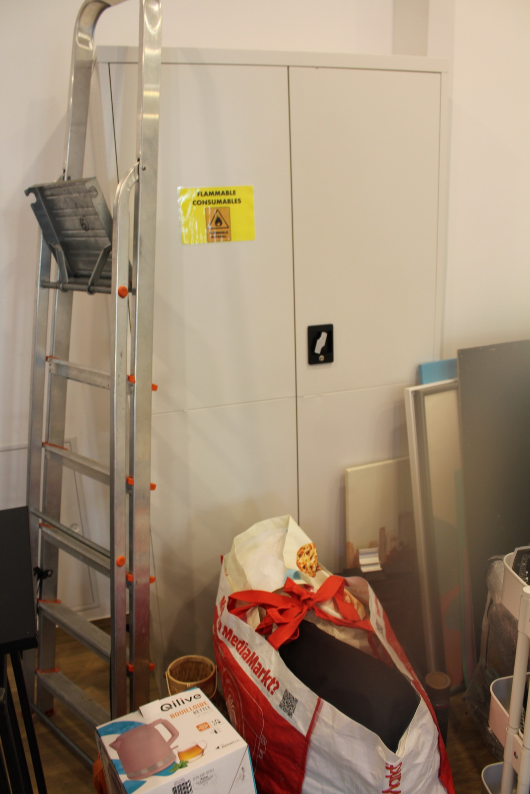 Fém szekrény (szürke) 2