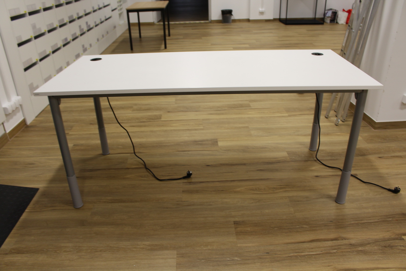 Íróasztal (szürke lábú) 3