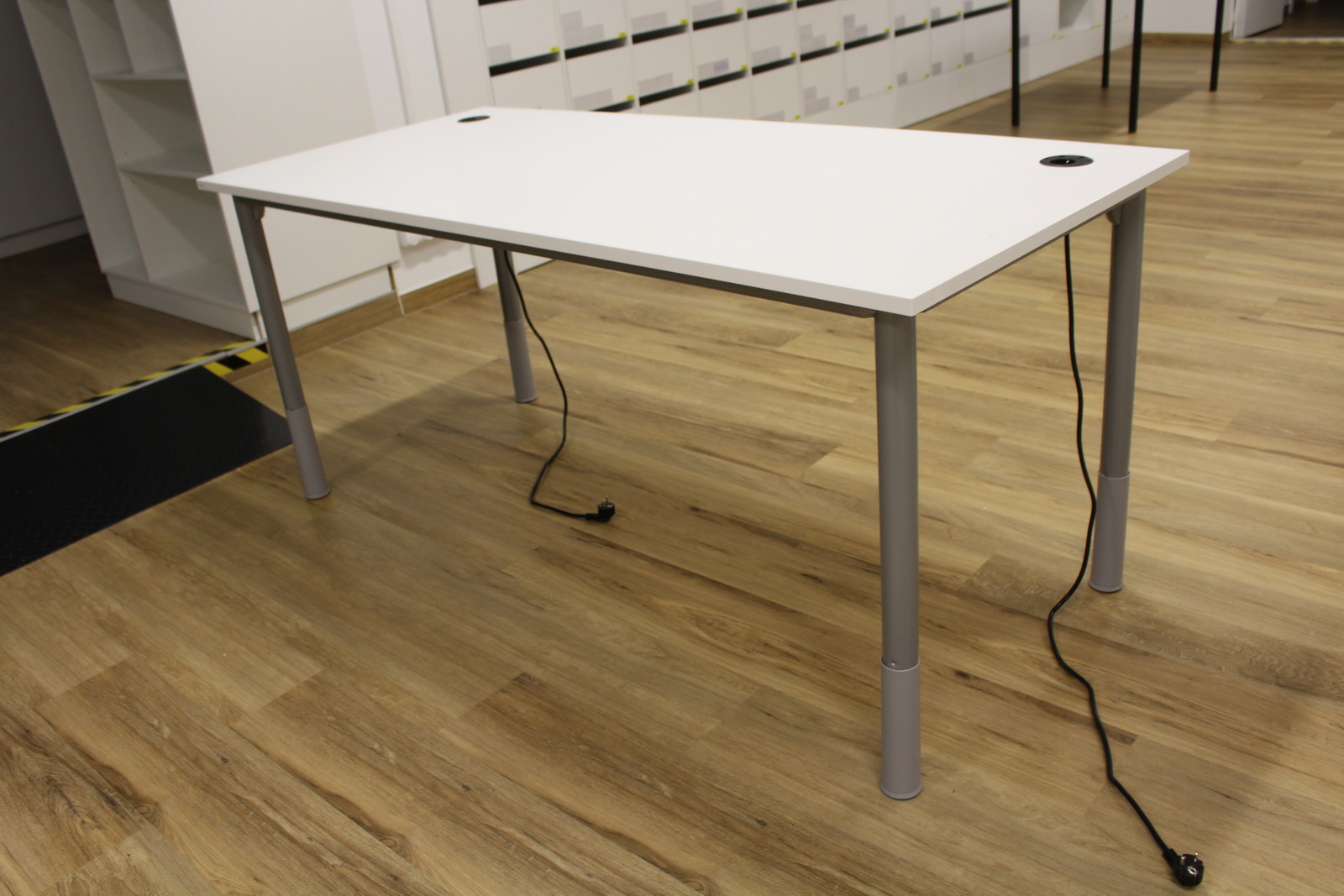 Íróasztal (szürke lábú) 2