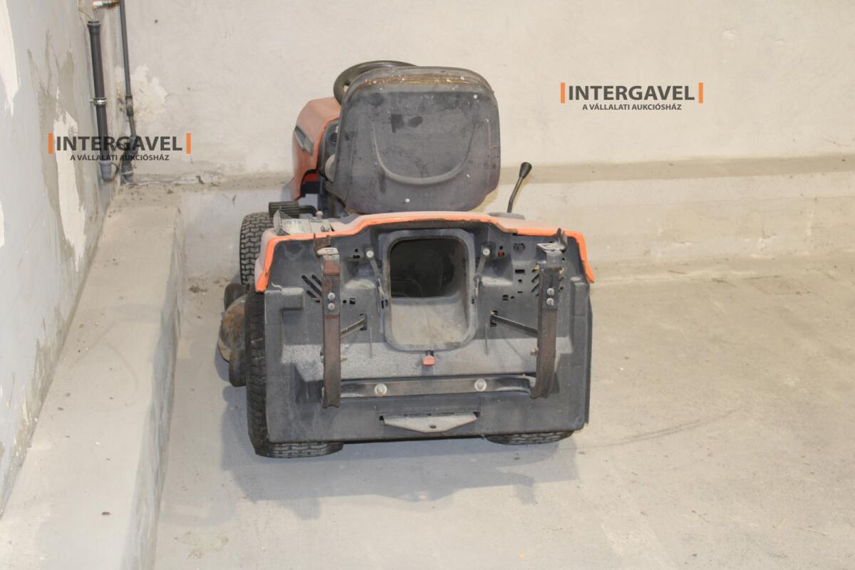 Fűnyíró traktor - Husqvarna 2