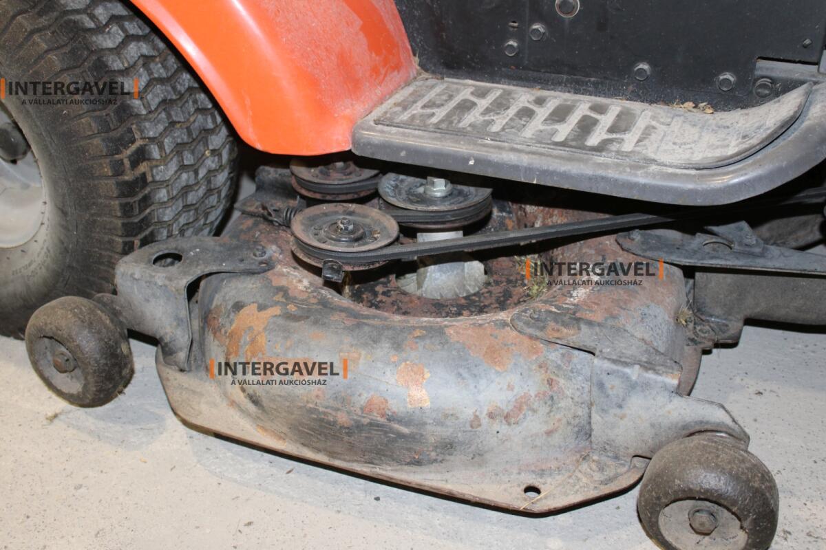 Fűnyíró traktor - Husqvarna 7