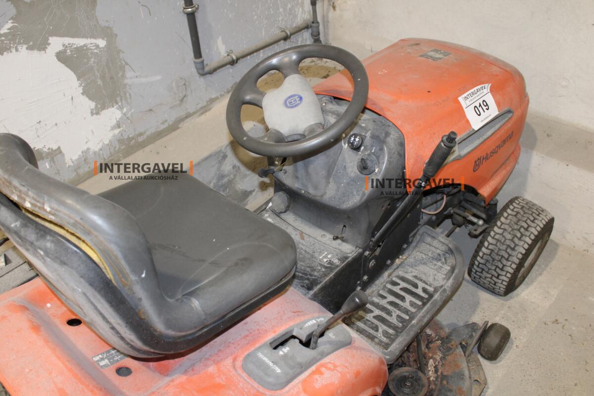 Fűnyíró traktor - Husqvarna 8