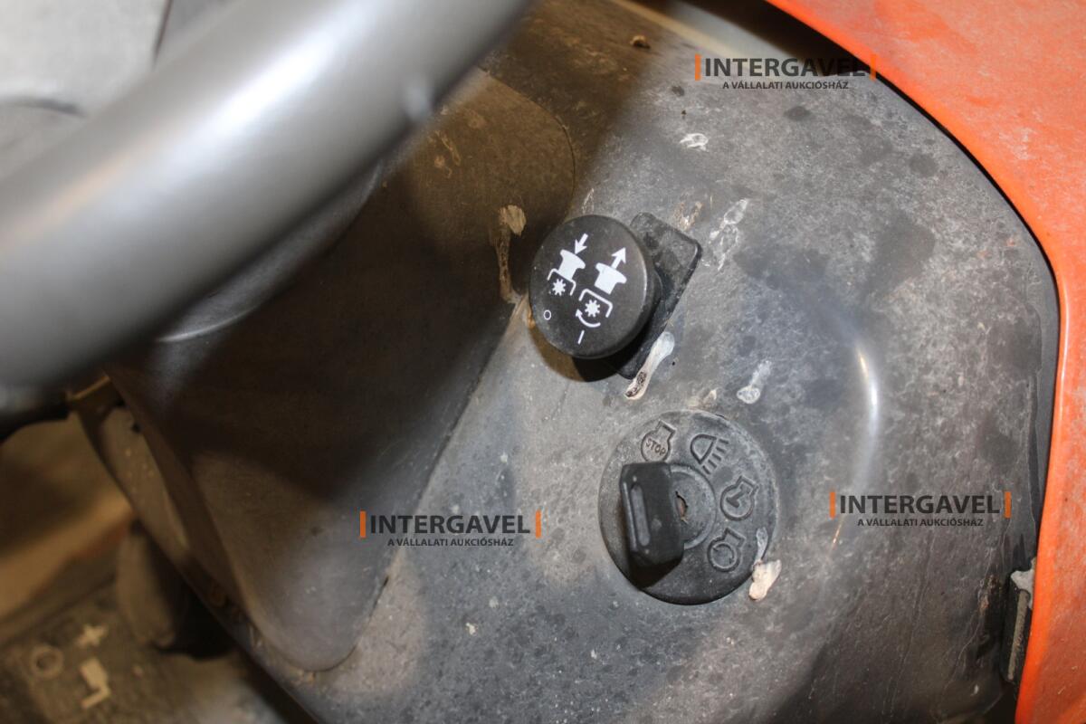 Fűnyíró traktor - Husqvarna 9