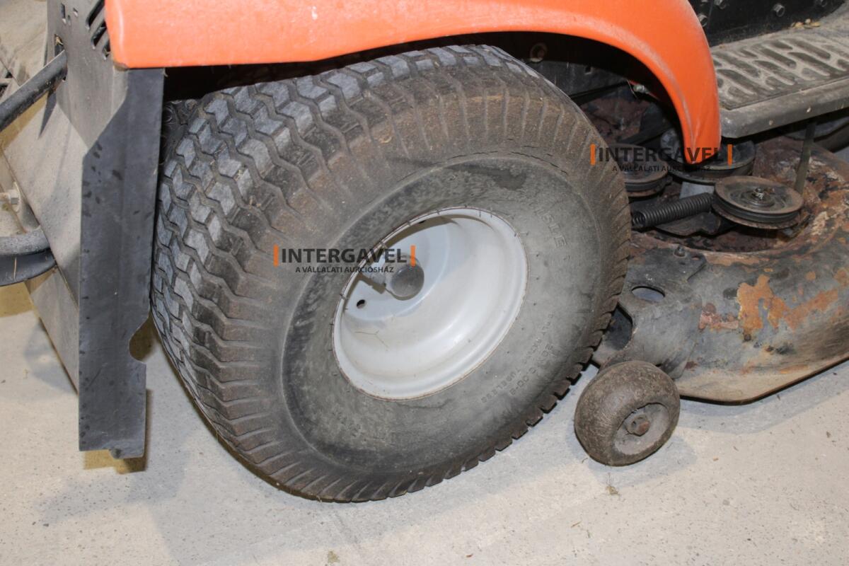 Fűnyíró traktor - Husqvarna 10