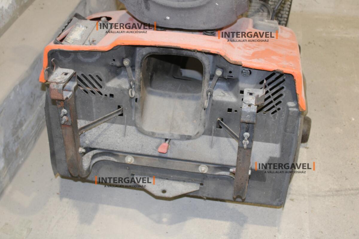 Fűnyíró traktor - Husqvarna 11