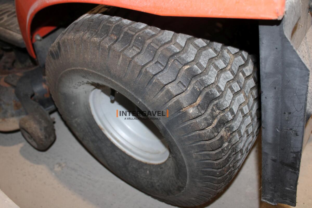 Fűnyíró traktor - Husqvarna 15