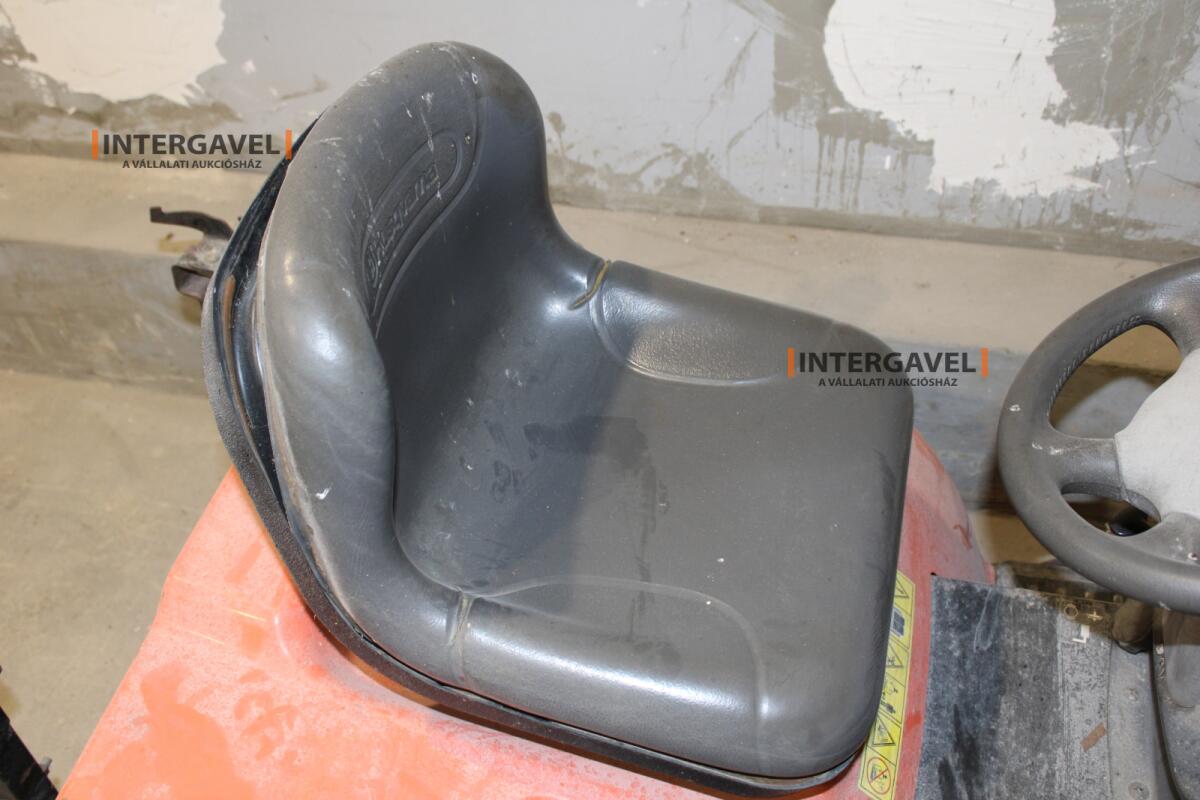 Fűnyíró traktor - Husqvarna 16