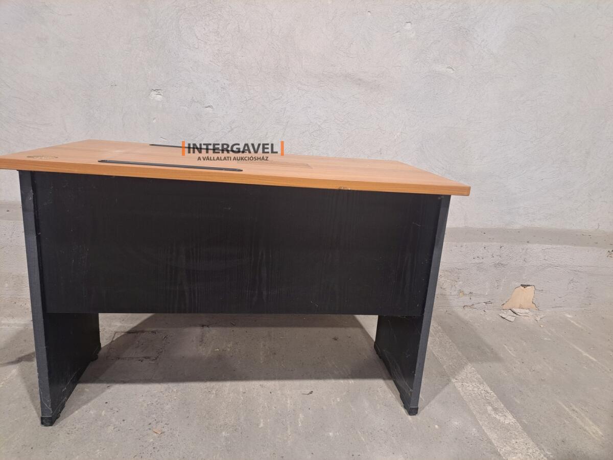 Irodai asztal 3