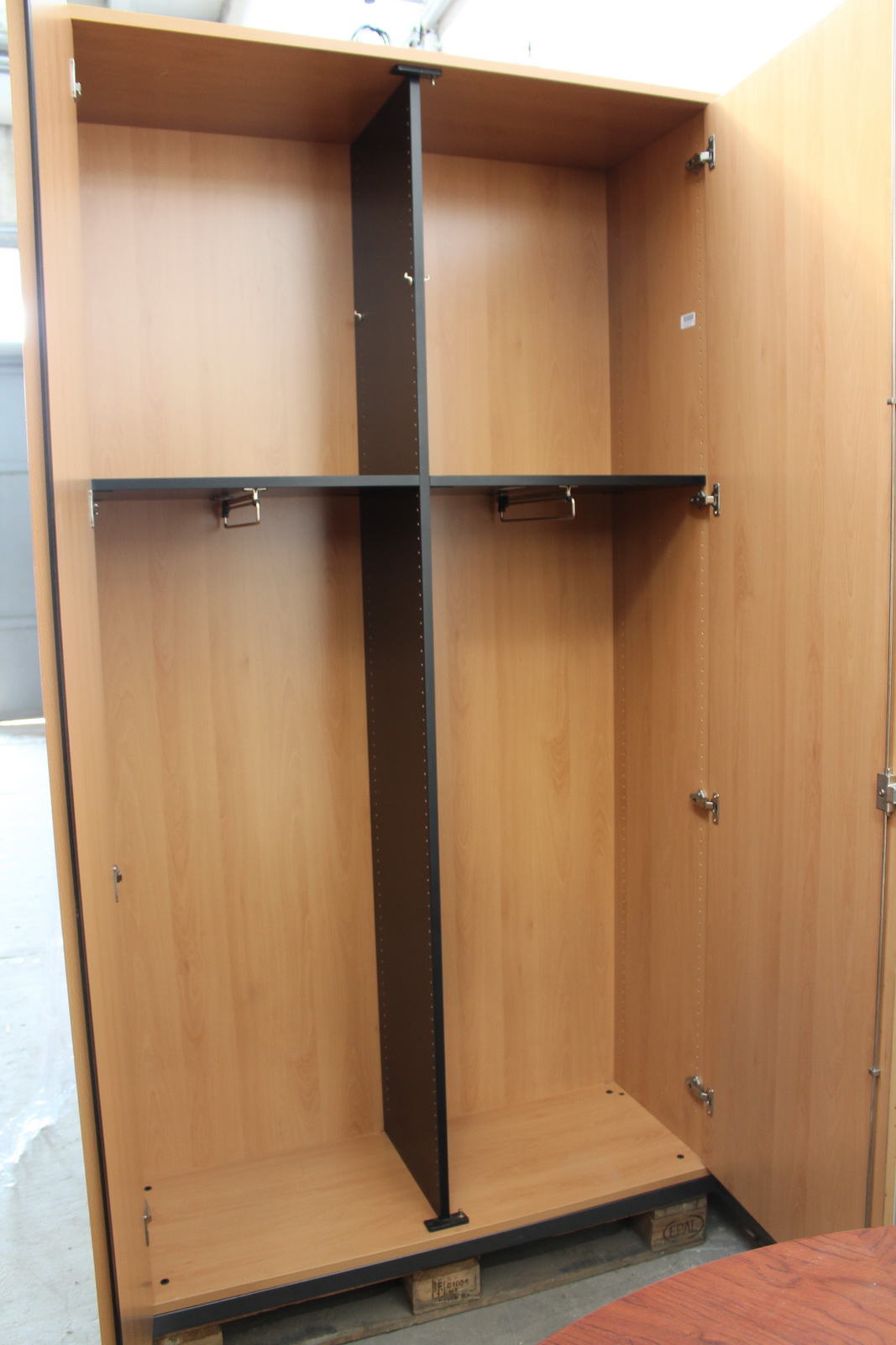 Akasztós szekrény 2