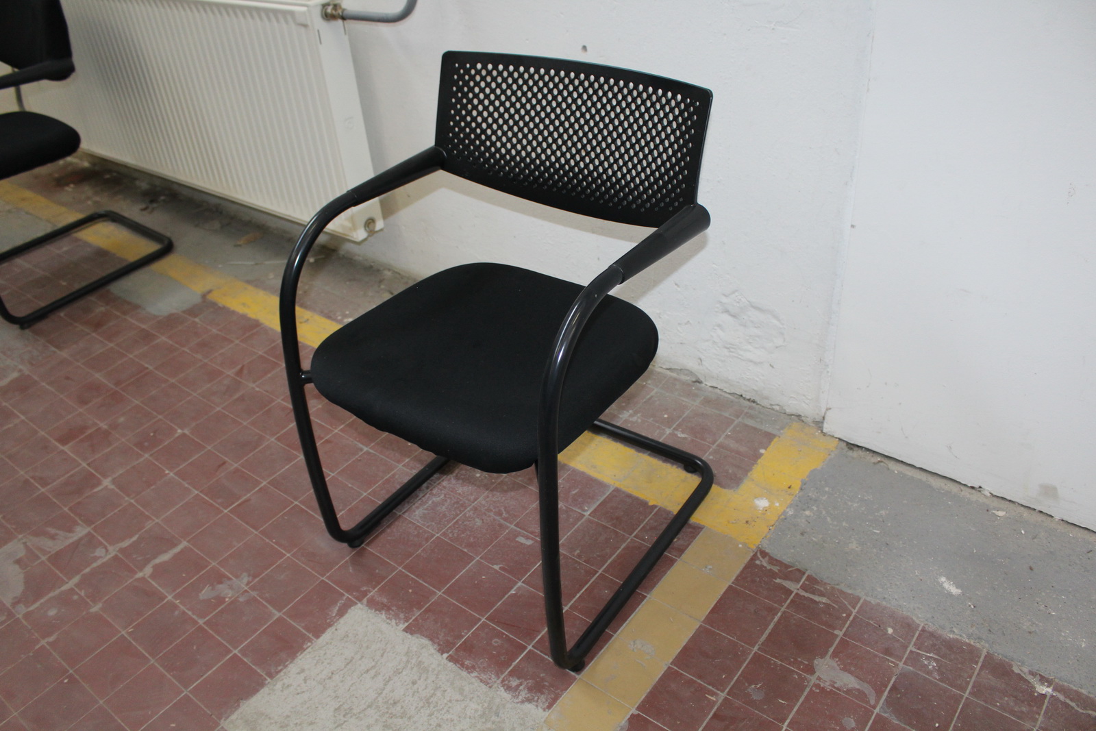 Tárgyalószék (fekete-lyukacsos háttámla) 2