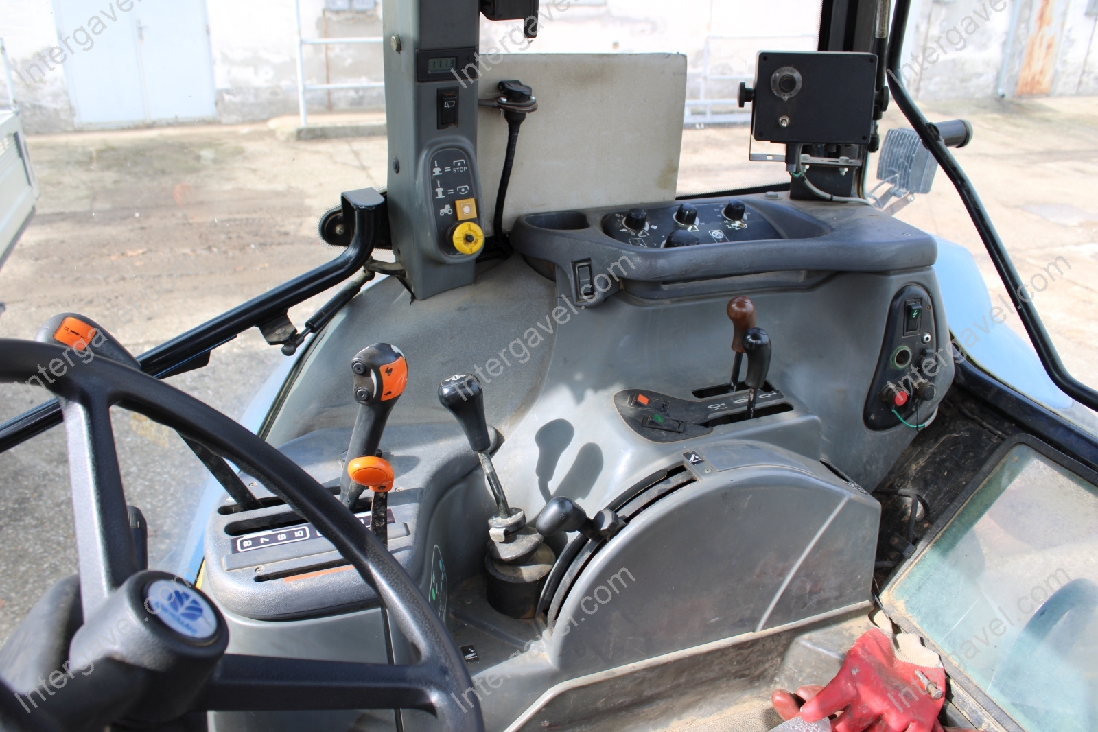 New Holland traktor 18