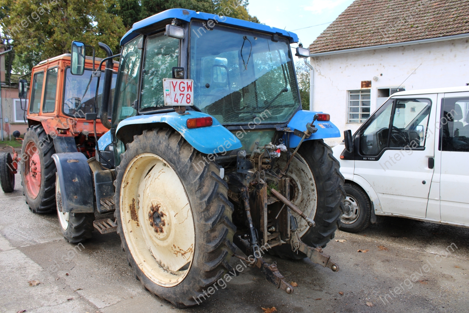 New Holland traktor 8