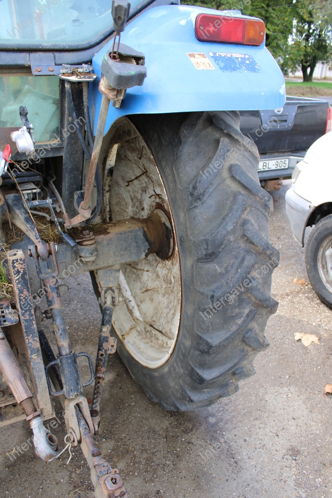 New Holland traktor 12