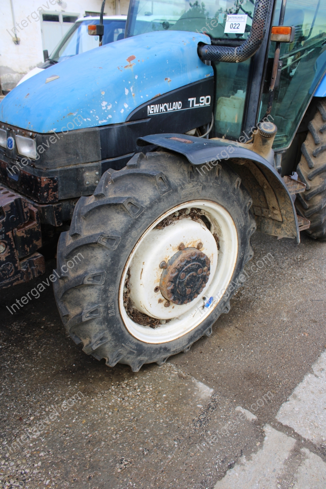 New Holland traktor 13