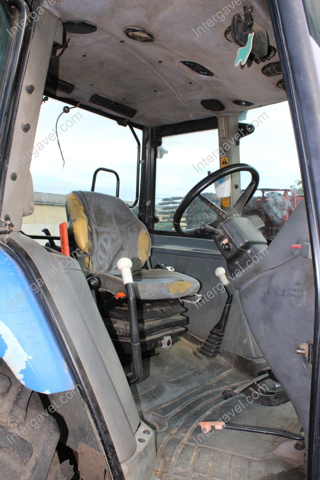 New Holland traktor 17