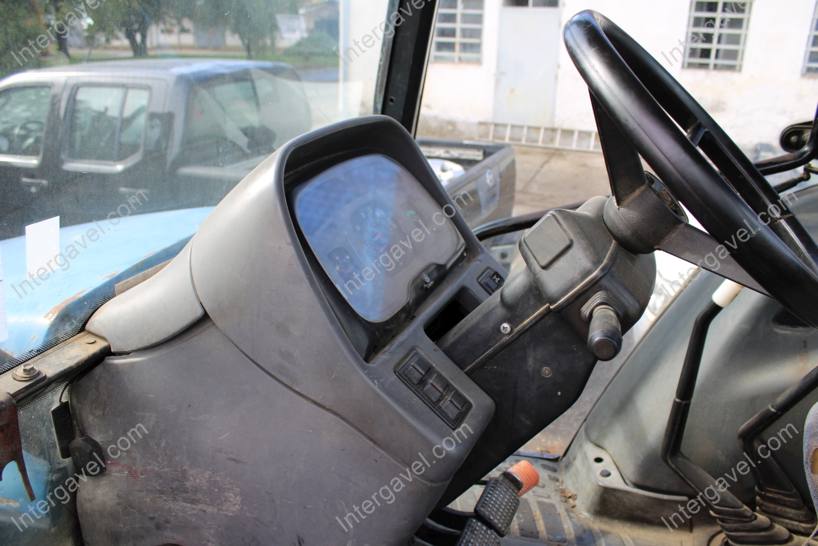 New Holland traktor 23