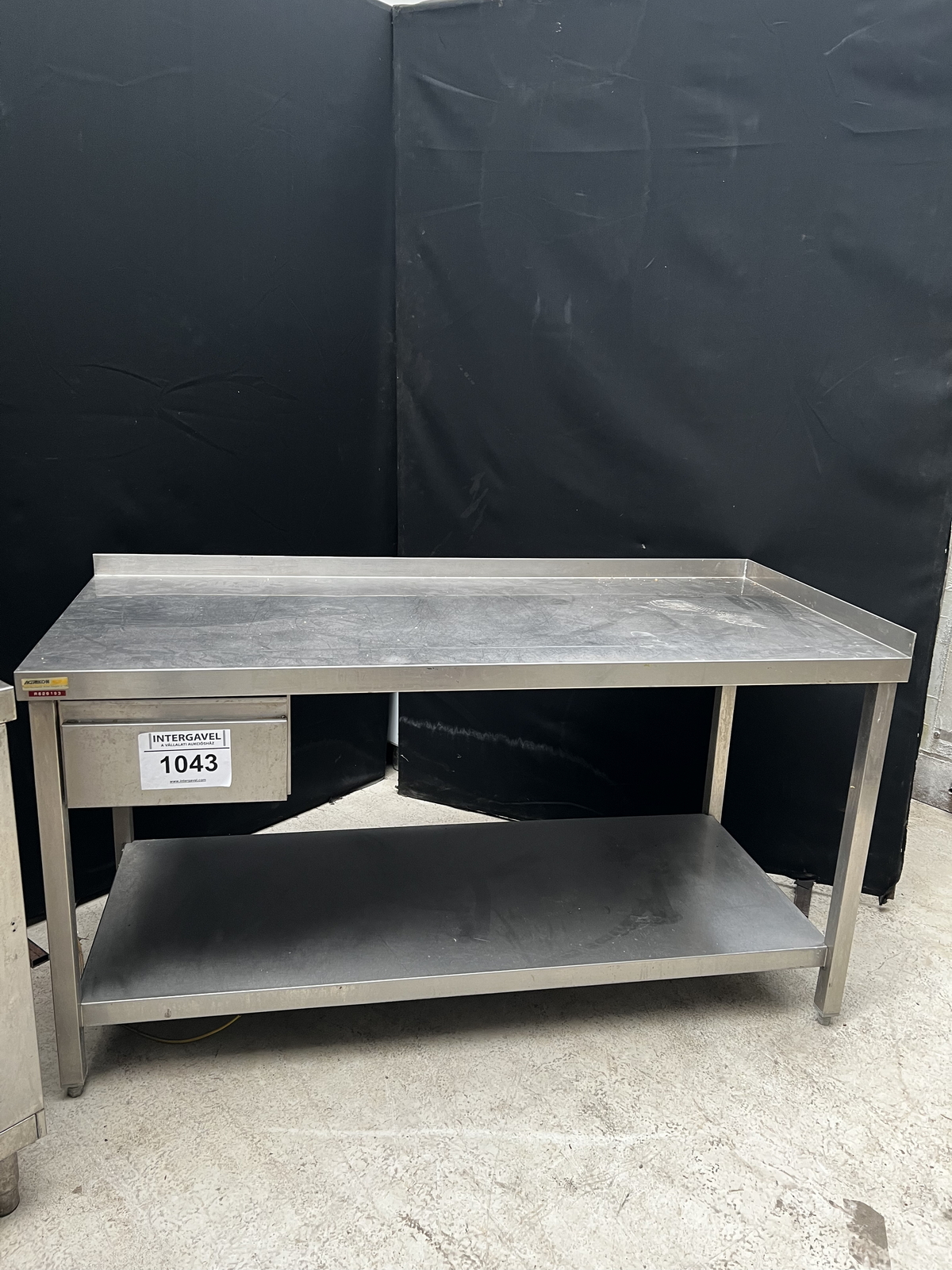 Rozsdamentes asztal fiókkal