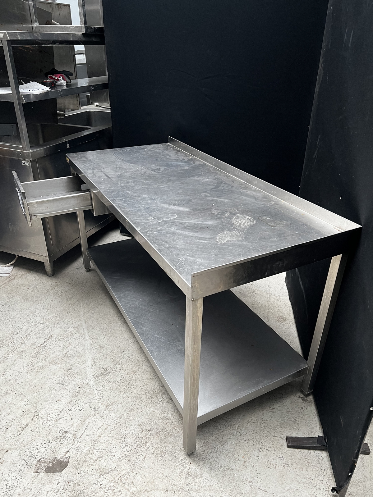 Rozsdamentes asztal fiókkal 3